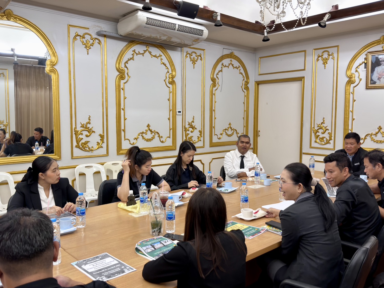 title - สวผ. ร่วมประชุมหารือเพื่อแก้ไขปัญหาความล่าช้าในการก่อสร้างโรงอบ